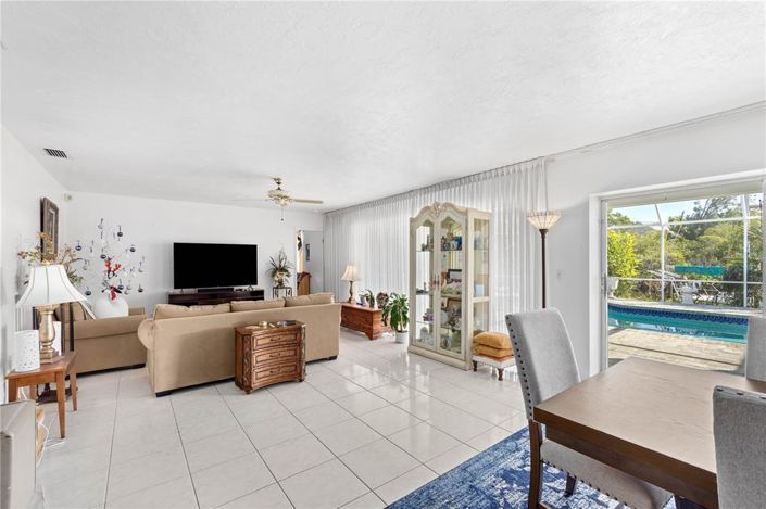 Image No.6-4 Bed Property for sale