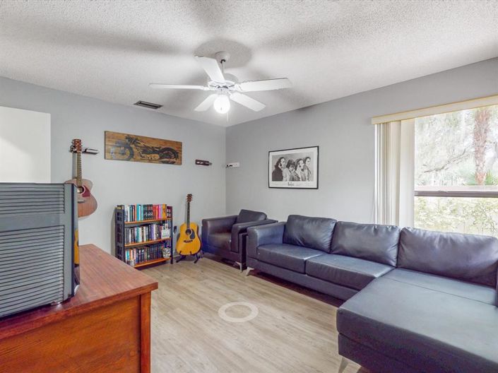 Image No.19-2 Bed Townhouse for sale