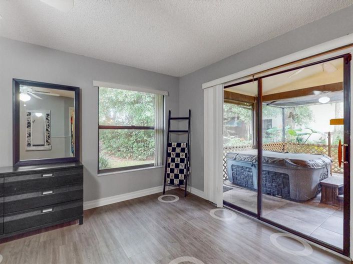 Image No.9-2 Bed Townhouse for sale