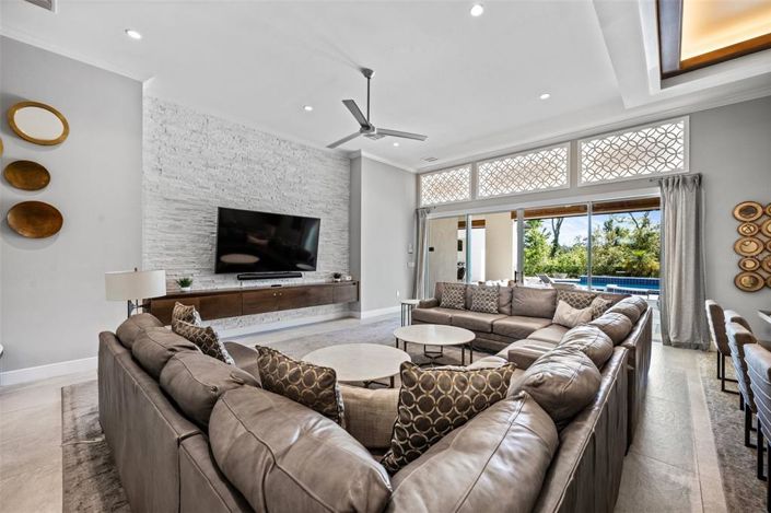 Image No.20-10 Bed Property for sale