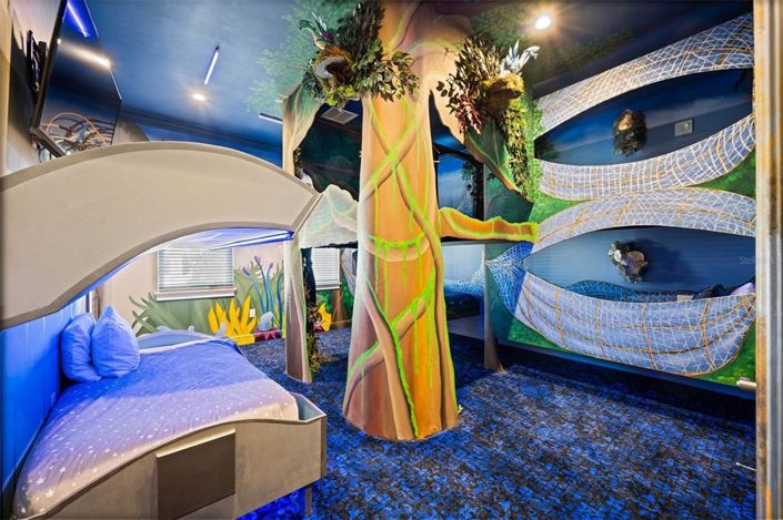 Image No.56-10 Bed Property for sale