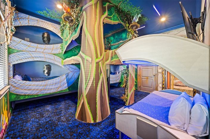 Image No.57-10 Bed Property for sale