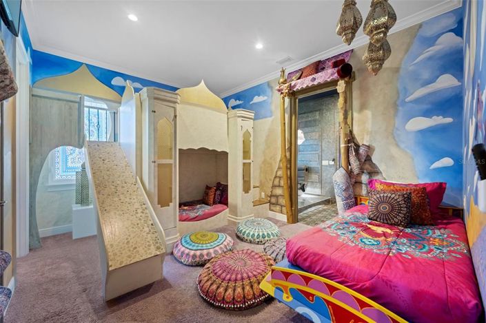 Image No.60-10 Bed Property for sale