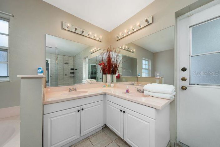 Image No.19-3 Bed Property for sale