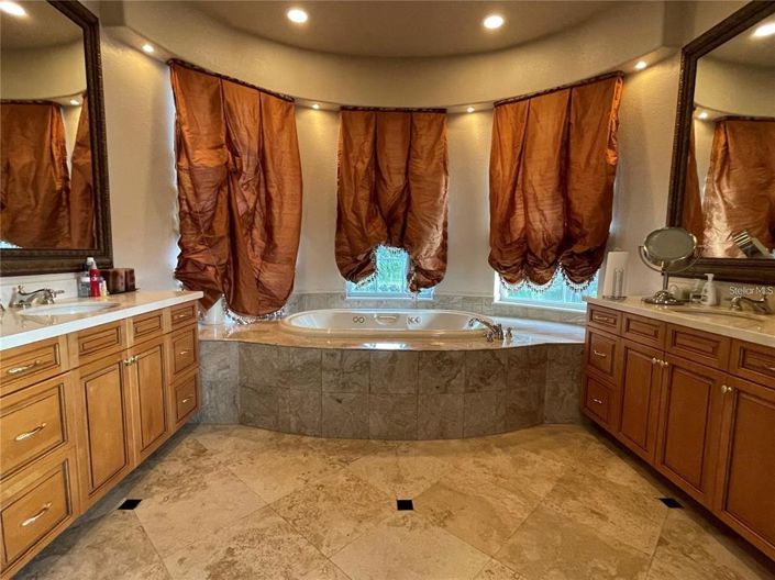 Image No.14-5 Bed Property for sale