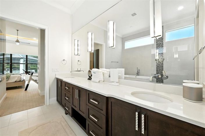 Image No.30-7 Bed Property for sale