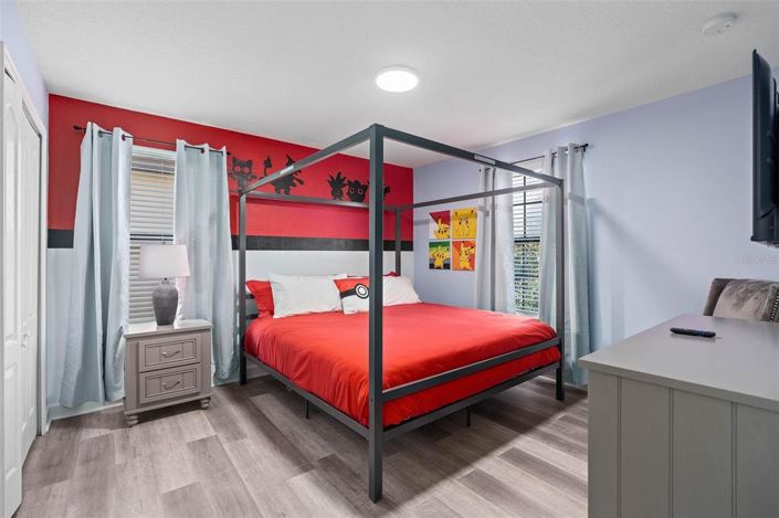 Image No.11-8 Bed Property for sale