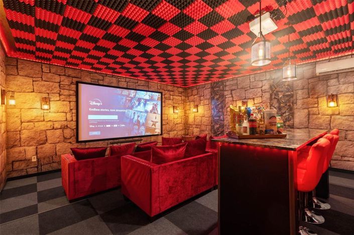 Image No.5-8 Bed Property for sale