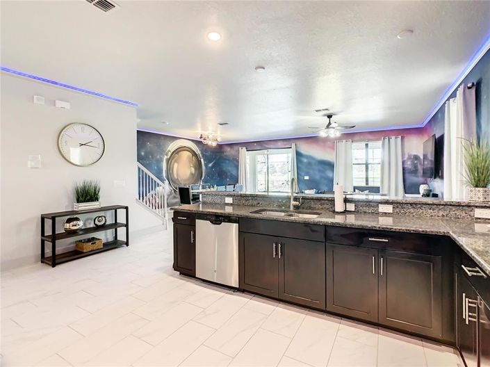 Image No.18-8 Bed Property for sale