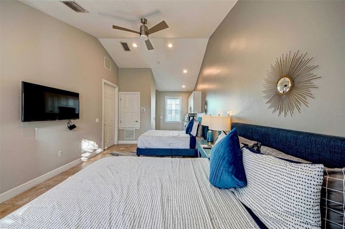 Image No.40-5 Bed Property for sale