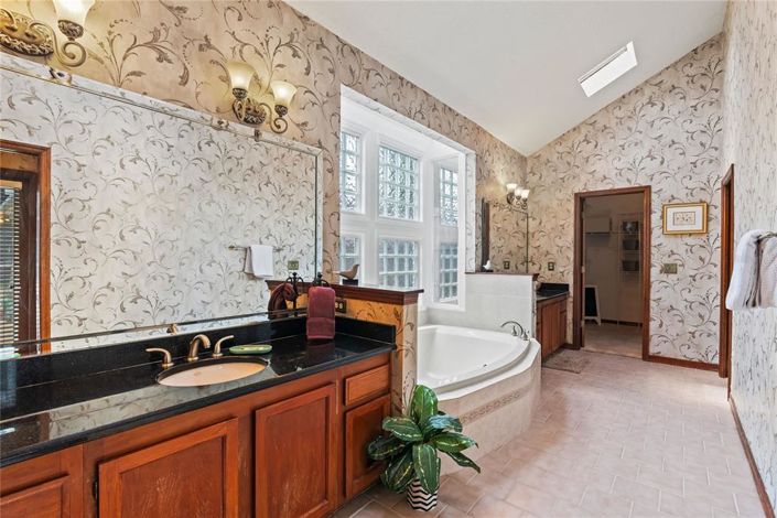 Image No.24-4 Bed Property for sale