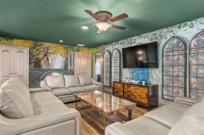 Image No.10-9 Bed Property for sale