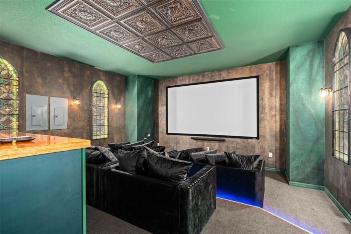 Image No.12-9 Bed Property for sale