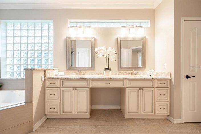 Image No.27-5 Bed Property for sale