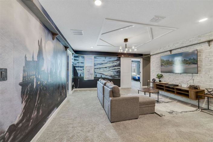 Image No.16-8 Bed Property for sale