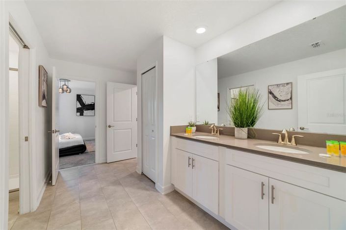 Image No.29-8 Bed Property for sale