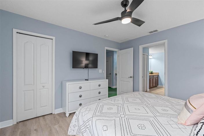 Image No.12-8 Bed Property for sale