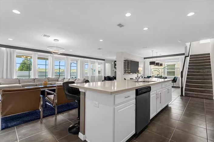 Image No.10-9 Bed Property for sale