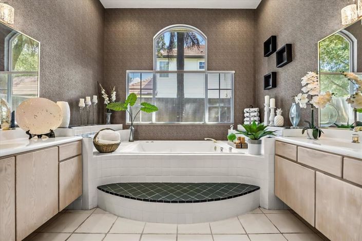 Image No.43-4 Bed Property for sale