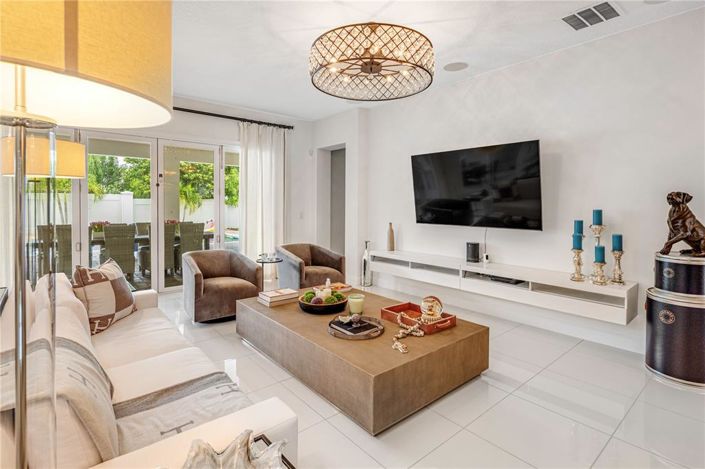 Image No.10-6 Bed Property for sale