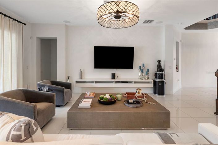 Image No.12-6 Bed Property for sale