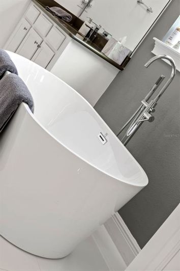 Image No.47-6 Bed Property for sale