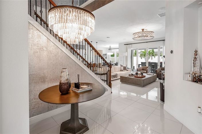 Image No.9-6 Bed Property for sale