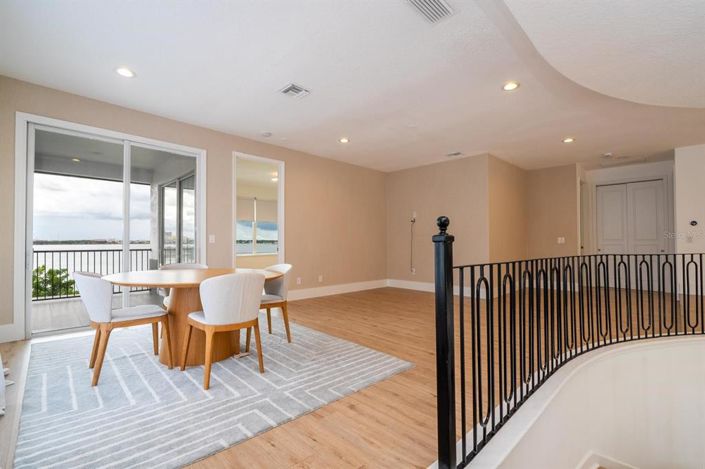 Image No.27-5 Bed Property for sale