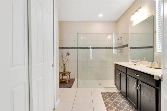 Image No.8-6 Bed Property for sale