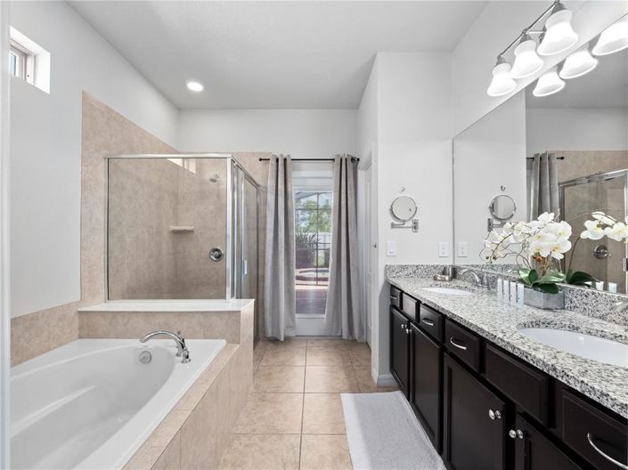 Image No.12-8 Bed Property for sale