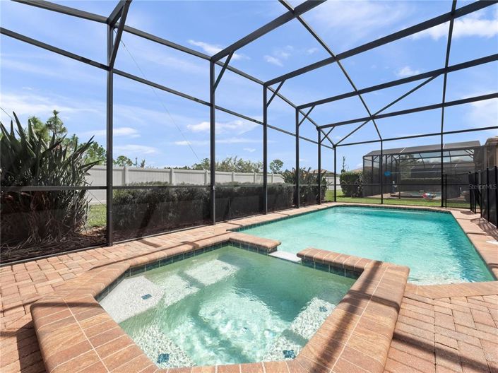 Image No.20-8 Bed Property for sale