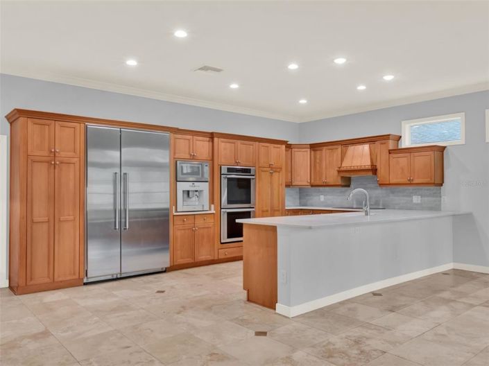 Image No.8-5 Bed Property for sale