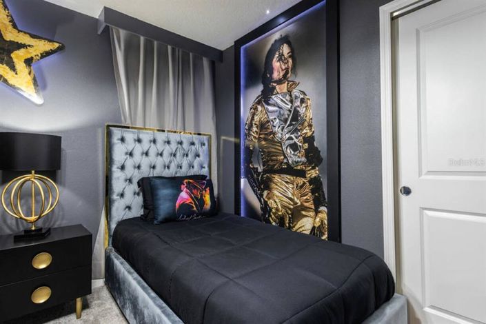 Image No.17-10 Bed Property for sale