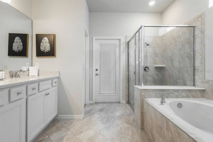 Image No.24-10 Bed Property for sale