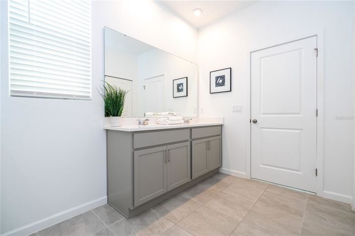 Image No.12-6 Bed Property for sale