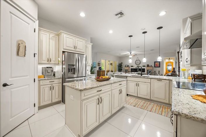 Image No.10-6 Bed Property for sale