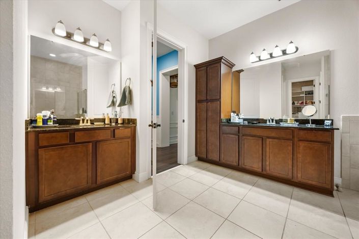 Image No.22-6 Bed Property for sale