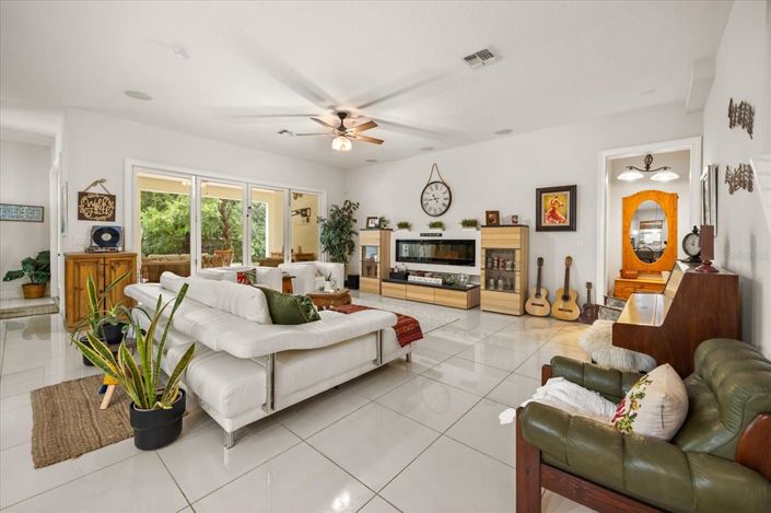 Image No.8-6 Bed Property for sale