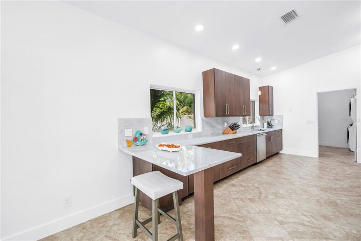 Image No.19-3 Bed Property for sale