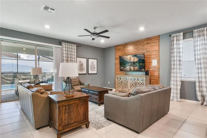 Image No.10-8 Bed Property for sale