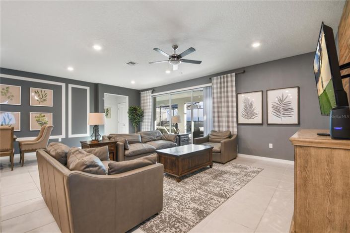 Image No.12-8 Bed Property for sale