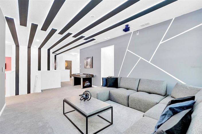 Image No.9-8 Bed Property for sale