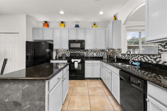 Image No.19-6 Bed Property for sale