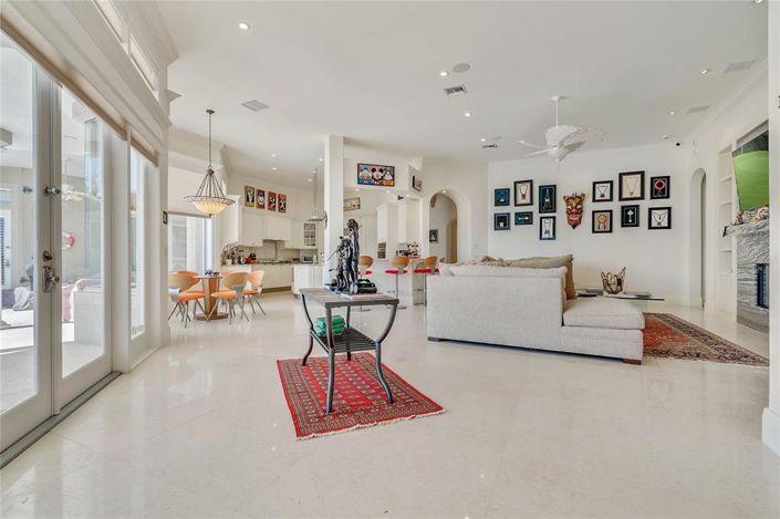 Image No.10-6 Bed Property for sale