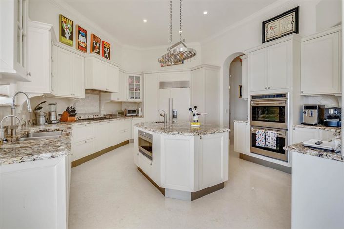 Image No.11-6 Bed Property for sale