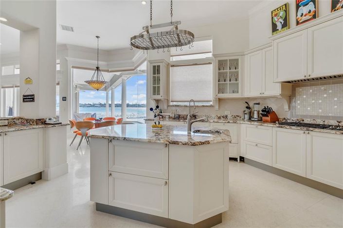 Image No.14-6 Bed Property for sale