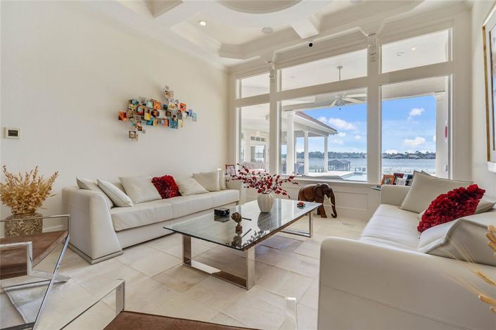 Image No.5-6 Bed Property for sale