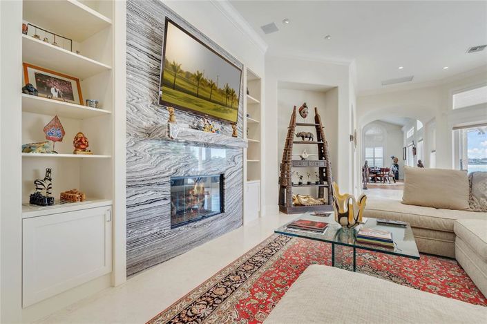 Image No.6-6 Bed Property for sale