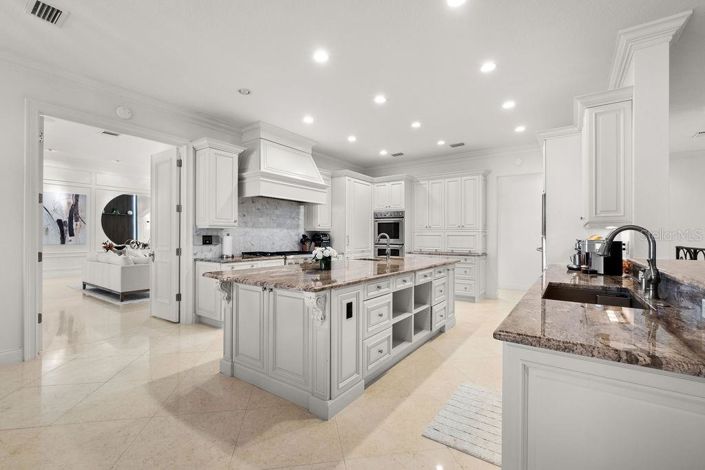 Image No.20-5 Bed Property for sale