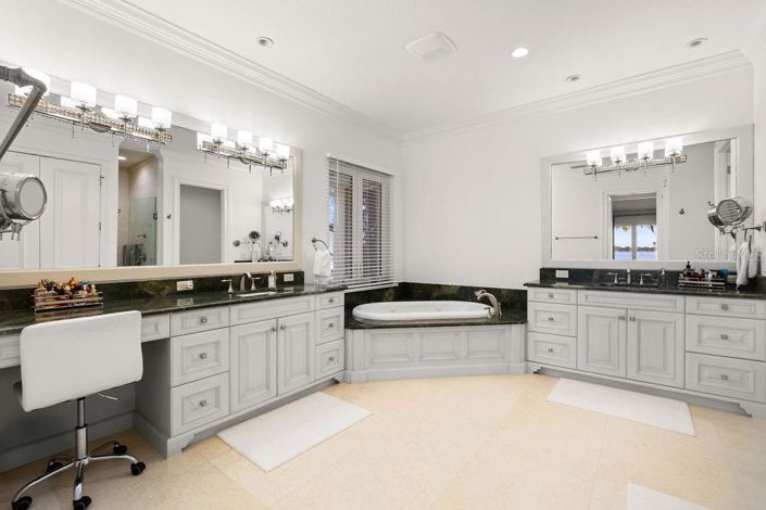 Image No.37-5 Bed Property for sale